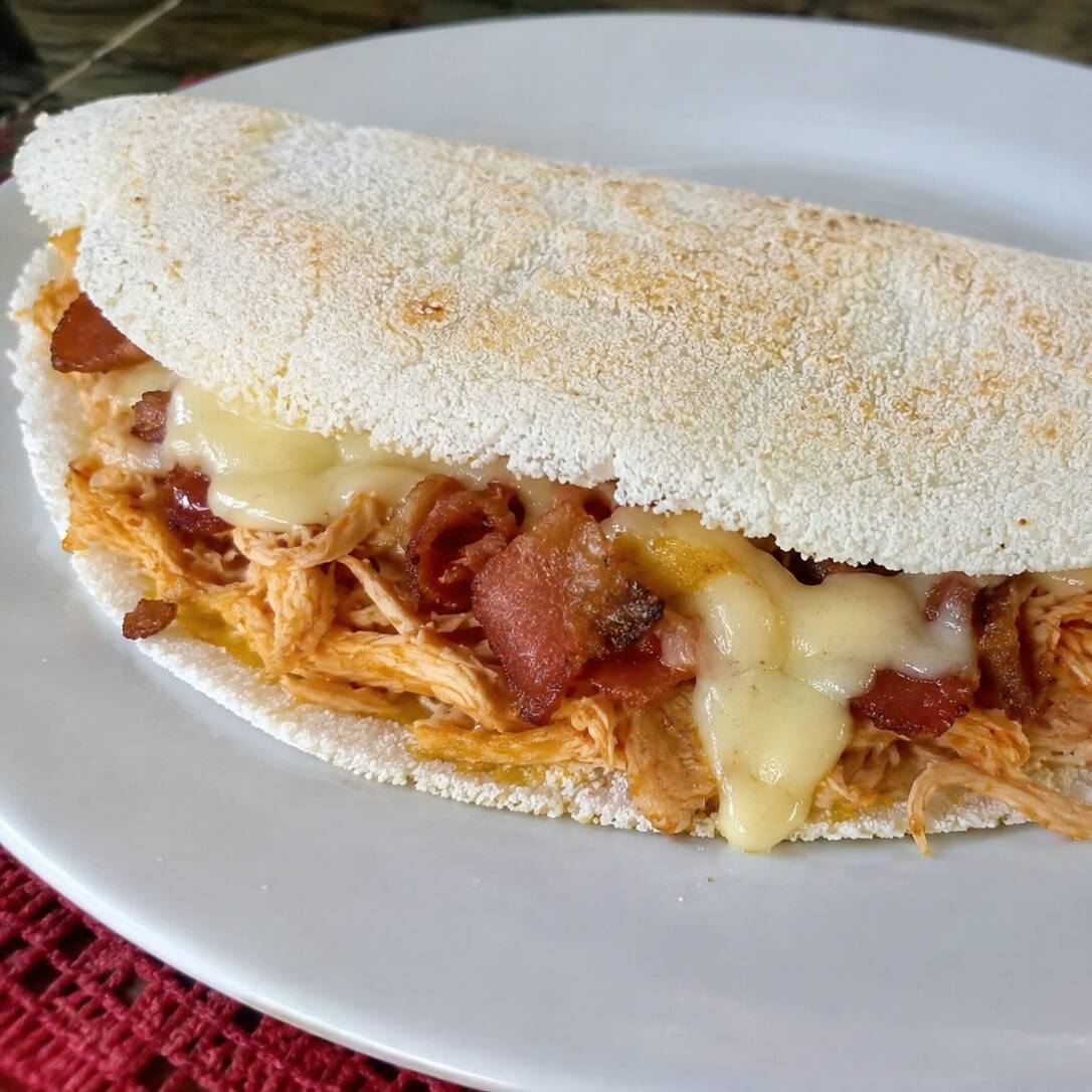 tapioca de frango desfiado , bacon e queijo mussarela *-*
