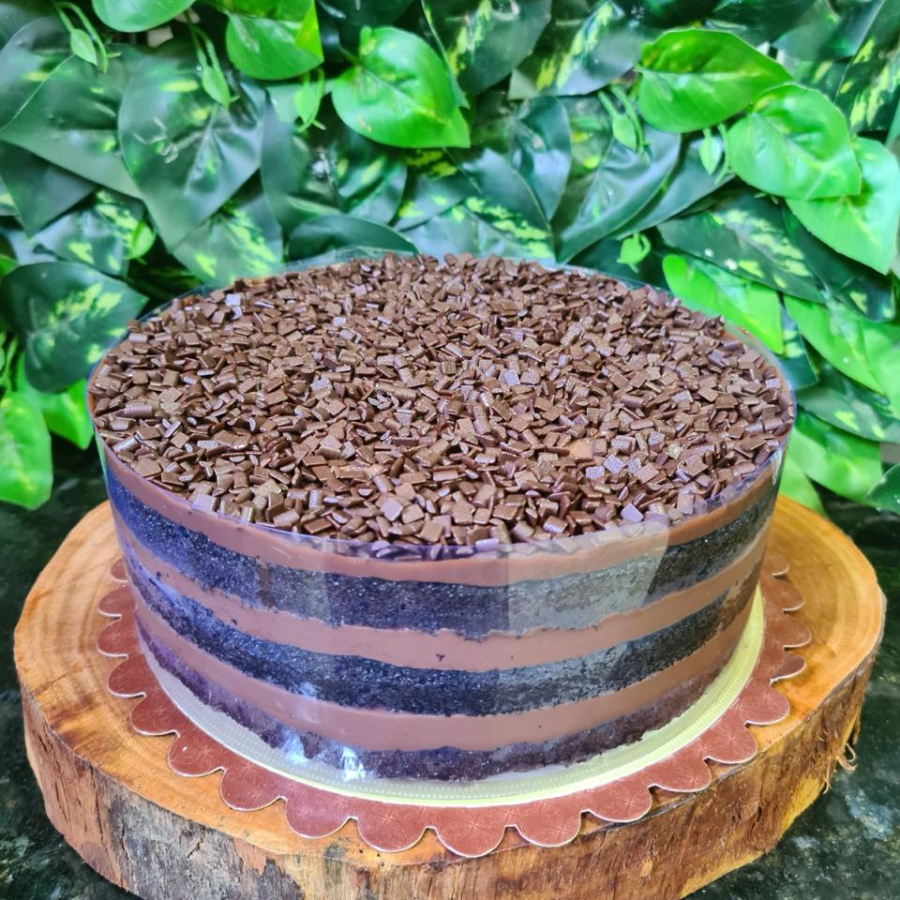 **Atenção: Produto Congelado Para Melhor Transporte** Massa 100% cacau, recheada e coberta com brigadeiro belga, numa massa bem molhadinha. Decorado com flakes de chocolate. Aproximadamente 1,7kg, até 15 fatias festa, aro 20. Produto Enviado Congelado.