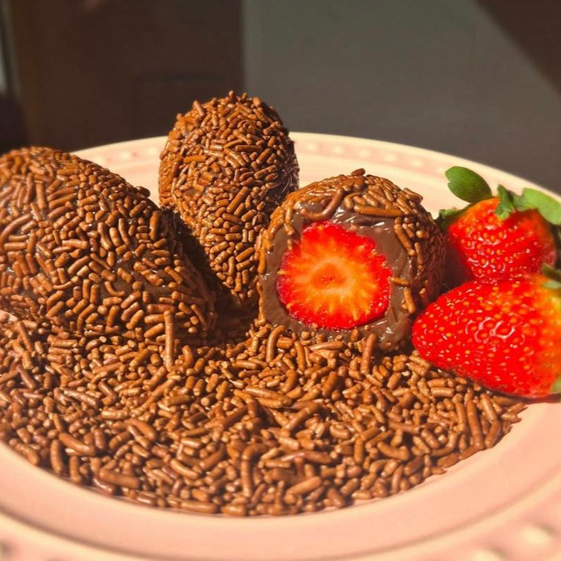 Coxinha de Morango Morango fresquinho, coberto com brigadeiro de chocolate e envolto em granulado.