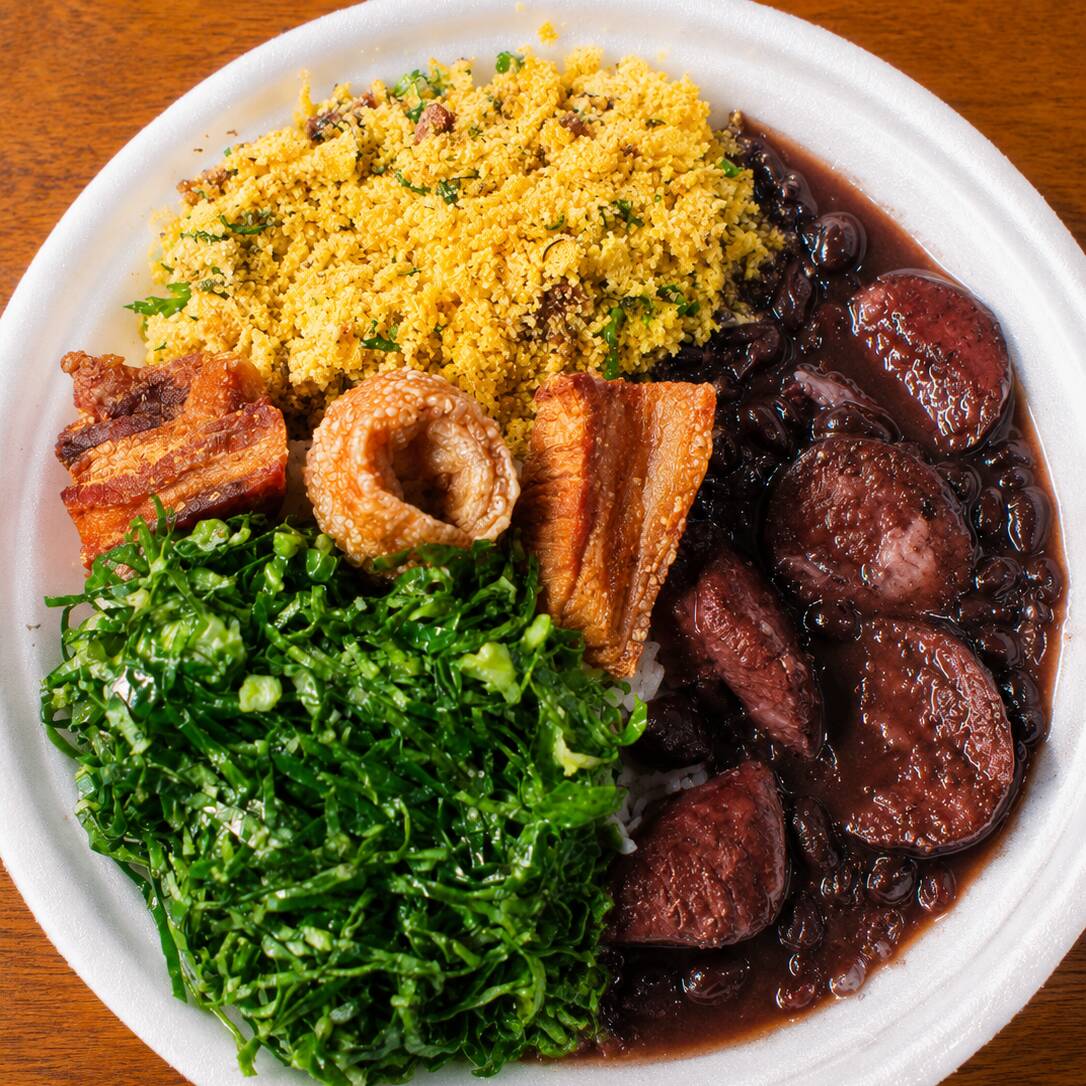 Deliciosa feijoada com costelinha suína, calabresa e pernil, acompanhada de arroz soltinho, couve refogada, farofa crocante e torresmo.