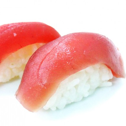 Dupla de niguiri de peixe branco, oferecendo um sabor delicado e uma textura suave, ideal para os amantes de sushi tradicional.