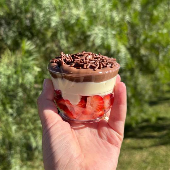 Escondidinho de Morango Turbinado! Morangos frescos entre camadas de puro Creme de Ninho e brigadeiro. Peça e se apaixone!