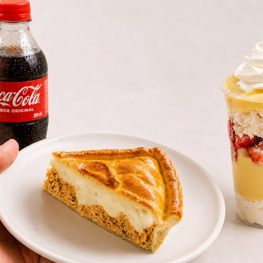 Copo da felicidade a sua escolha do cardápio +-250ml + uma fatia de torta de frango com requeijão super recheada e quentinha 200gr + uma coca cola 200ml geladinha !