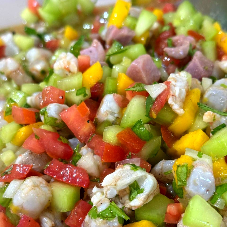 Cevichi tropical. Camarón y atún con manguito