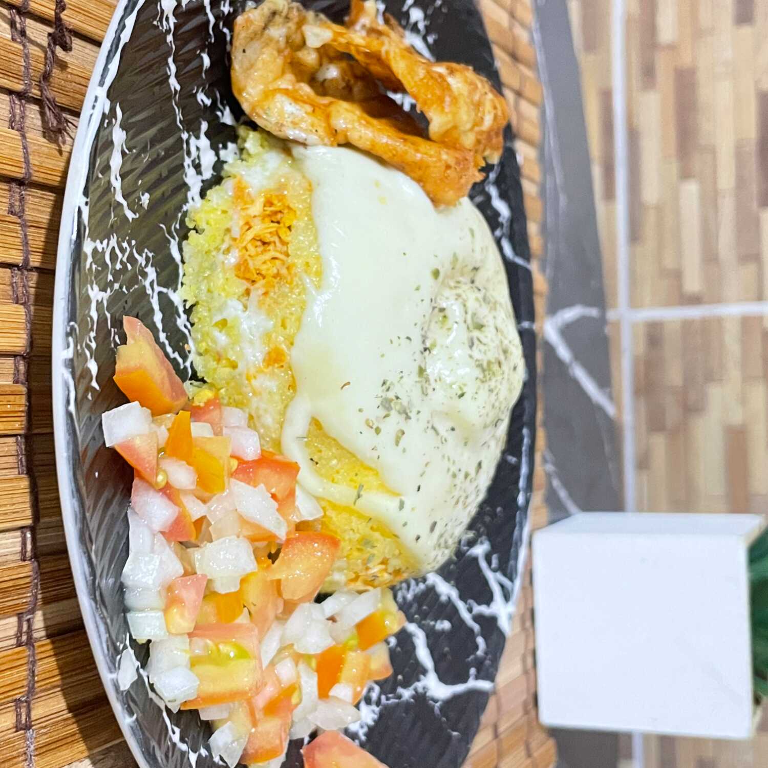 Cuscuz, frango, queijo mussarela e queijo coalho e vinagrete
