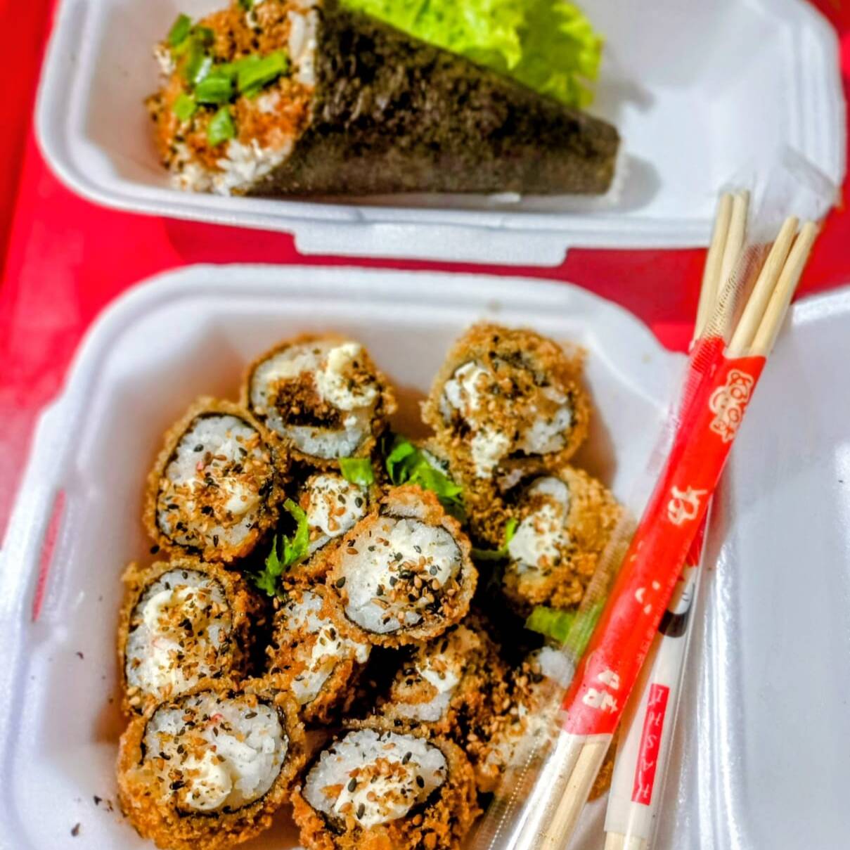 Carioca de camarão croc: Arroz, cream cheese, gergelim, cebolinha, camarão croc envolvido com alga e empanado na farinha panko + Temaki de camarão croc: Arroz, cream cheese e camarão croc, cebolinha, envolvido na alga. Acompanha 2 sachê de shoyu.