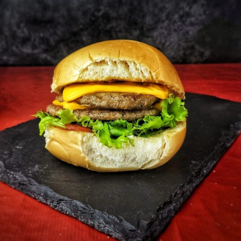 Saboroso lanche com Pão bola , 2 carnes, 2x queijo cheddar, ketchup, molho especial da casa e salada ( alface e tomate). #hotdog#bacon#cheddar#picanha#xtudo#xsalada#burguer#cachorroquente