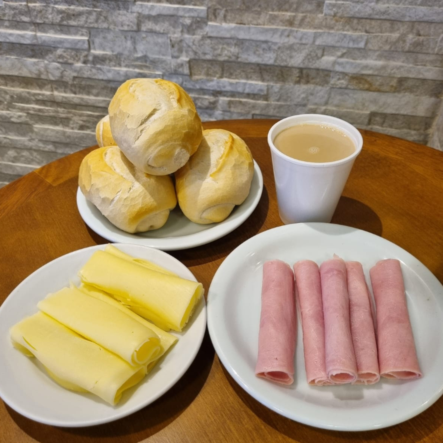 1 Café com leite 250ml + 5 Paes frances + 100g de queijo mussarela + 100g de presunto