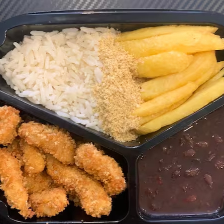 Serve 2 pessoas! Iscas de frango crocante empanadas na farinha Panko, acompanha arroz, feijão temperado com bacon, farofinha e batata frita.
