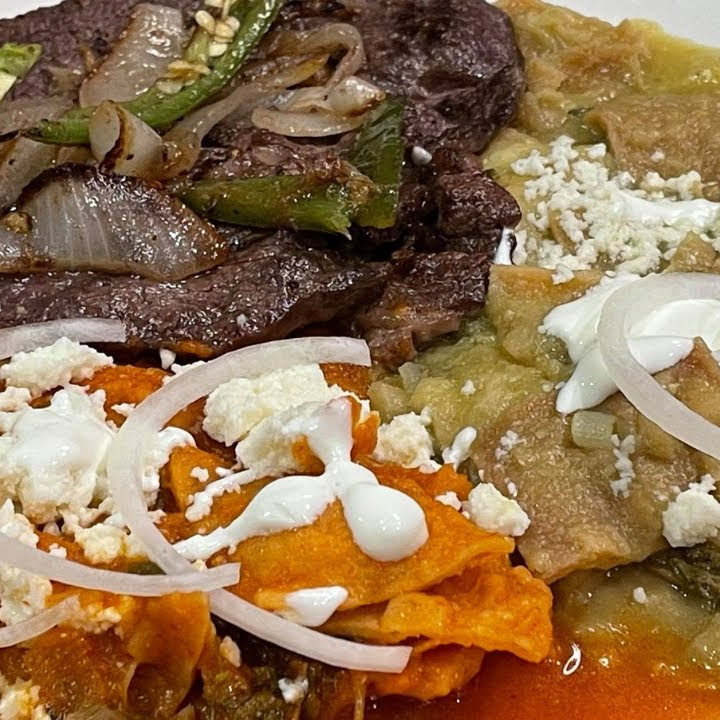 Chilaquiles verdes con asada