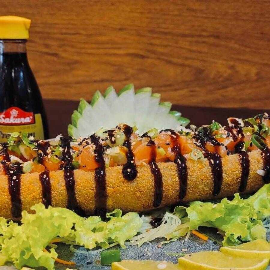 Numa releitura do clássico cachorro-quente, o Hot Salmon Dog é a escolha perfeita para os apreciadores de frutos do mar que buscam uma opção repleta de sabor e elegância em seus lanches. Peça já e surpreenda-se!