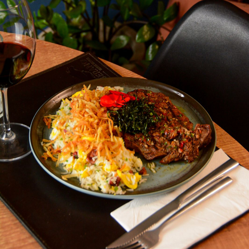 Bife Ancho com chimichurri e arroz biro-biro.