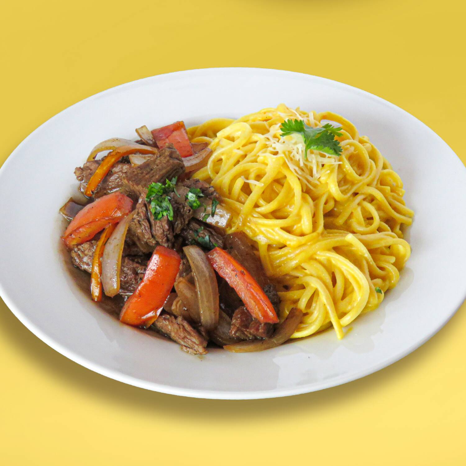 Fetuccinis a la Huancaína con Lomo Saltado