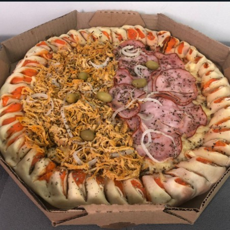 Molho Especial Italiano, Mussarela Premium Argentina, Frango, Lombo, Cebola, Orégano, Azeitonas, Cheddar Nas Bordas. (Muito Recheio)