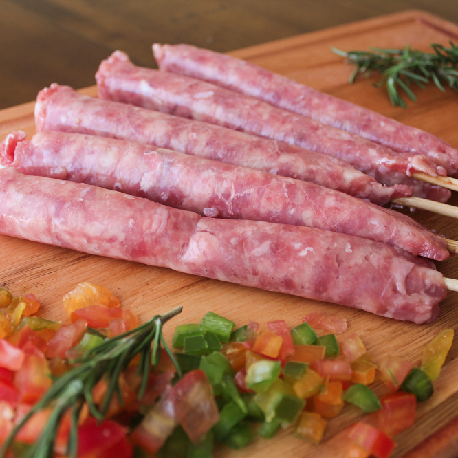 Espeto assado na churrasqueira linguiça fina defumada