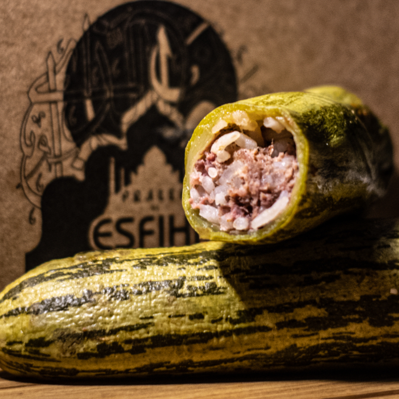 Abobrinha cozida recheada com o tradicional arroz árabe e carne moída temperada.