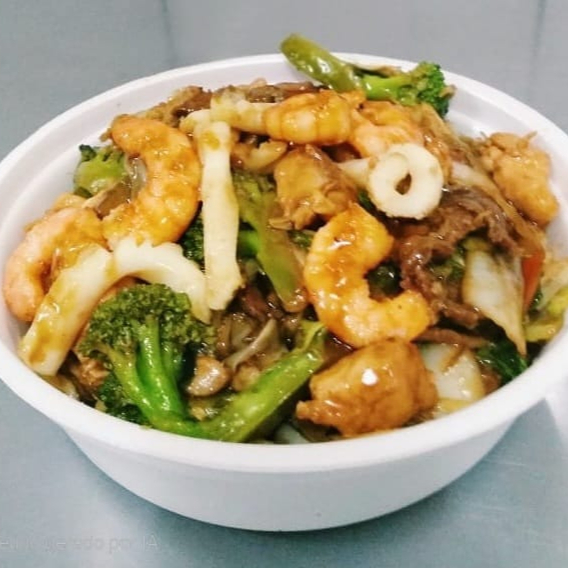 Macarrão chinês frito com carne,frango,camarão,lula,ovo de codorna ,legumes,ão molho shoyu.