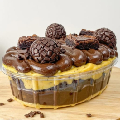 Uma combinação perfeita entre o sabor intenso do chocolate 50% cacau e o toque tropical do nosso mousse cremoso de maracujá. Camadas generosas de brownie molhadinho e chocolatudo, intercaladas com muito recheio e cremosidade. Uma explosão de sabor para quem ama sobremesas ricas e equilibradas. 💛 Tamanho: 1 Litro