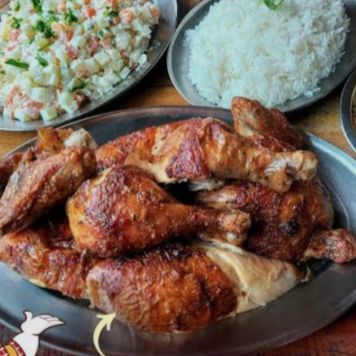 Frango, arroz,maionese farofa e molho