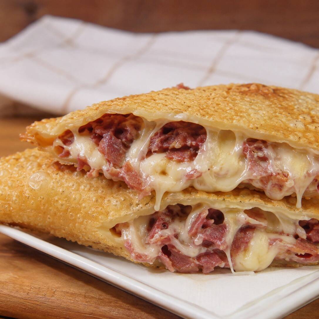 Calabresa bem douradinha e saborosa, combinada com queijo derretido, criando um recheio cremoso, marcante e irresistível. Tudo envolvido em uma massa sequinha, crocante e douradinha. Uma combinação clássica que é difícil resistir! 🤤