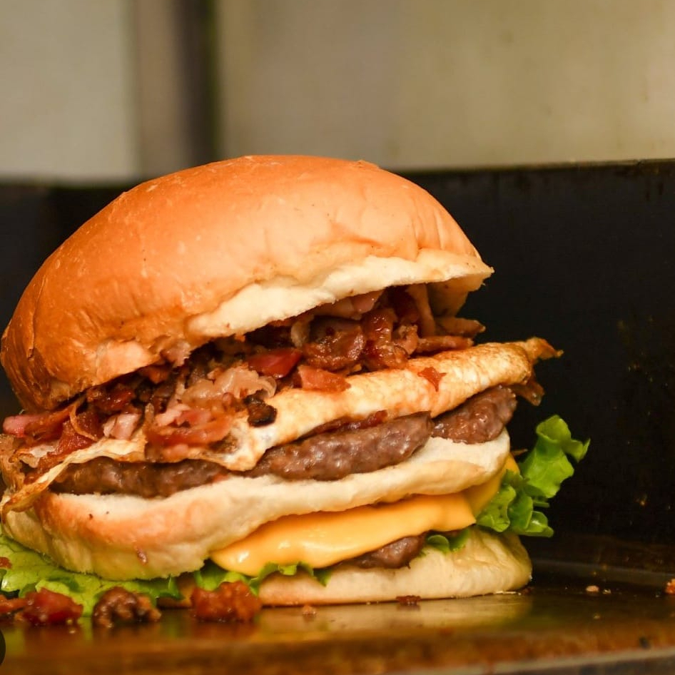 Pão macio, 2 hambúrgueres artesanal com pedaços de calabresa picada , milho, calabresa, frango desfiado, chedder, catupiry muçarela derretida, , presunto, ovo, alface, tomate e nossa maionese especial.