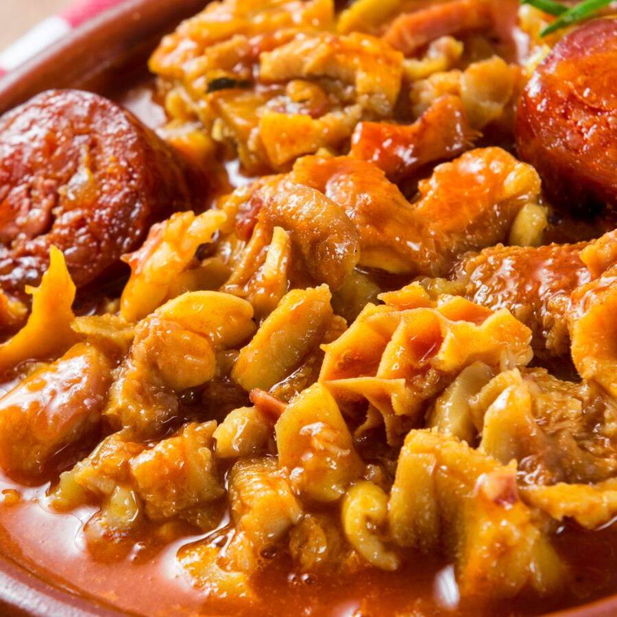 Refeição individual de dobradinha, acompanha arroz, macarrão, feijão, salada e farofa.