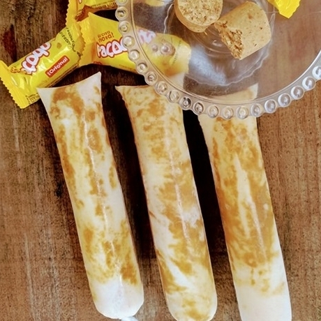 Creme condensado de paçoca com cobertura de paçoca cremosa.