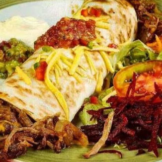 Tortilla de trigo recheada com queijo derretido, alface em tiras, tomate picado e feijão mexicano.