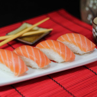Arroz preparado para sushi com fatia de salmão fresco por cima