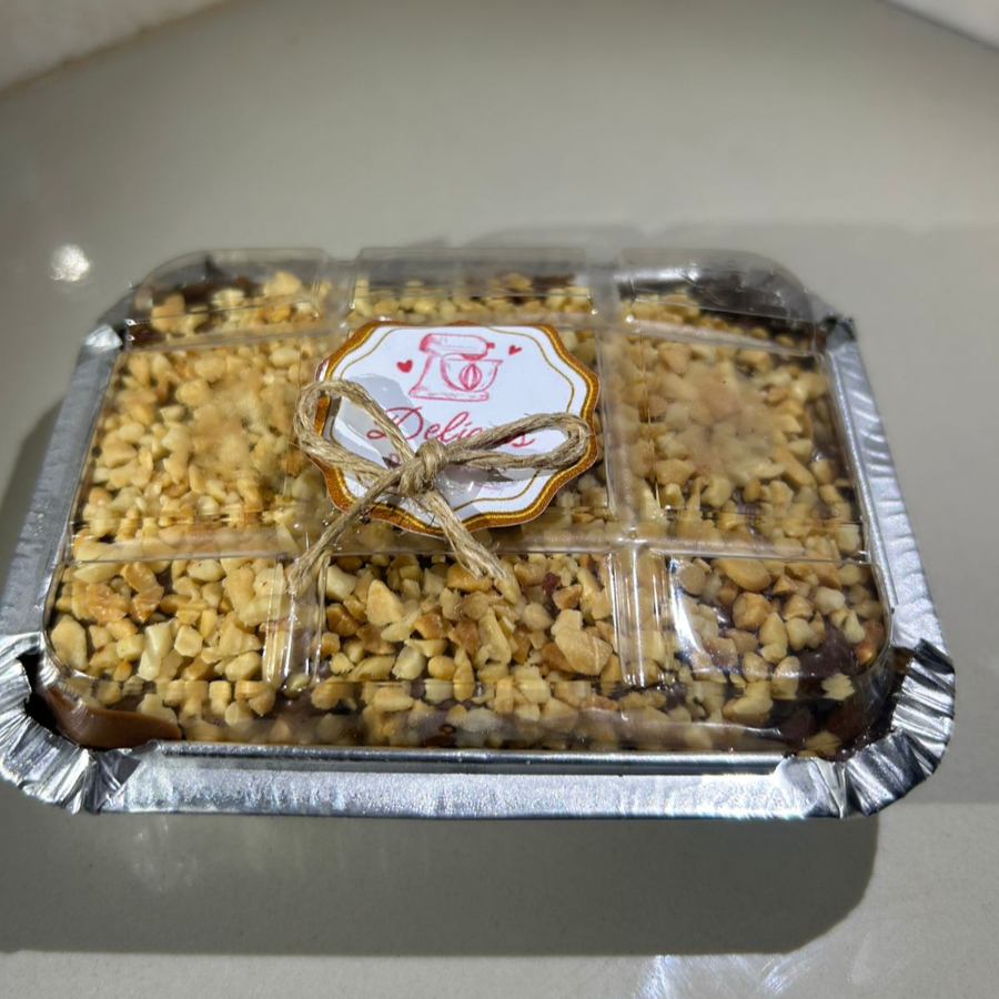 Base de brownie bem macio , coberto com um irresistível de creme de chocolate , finalizado com Nutella e uma camada de castanha de caju triturada . Uma combinação perfeita que transforma qualquer momento em uma verdadeira sobremesa dos sonhos .