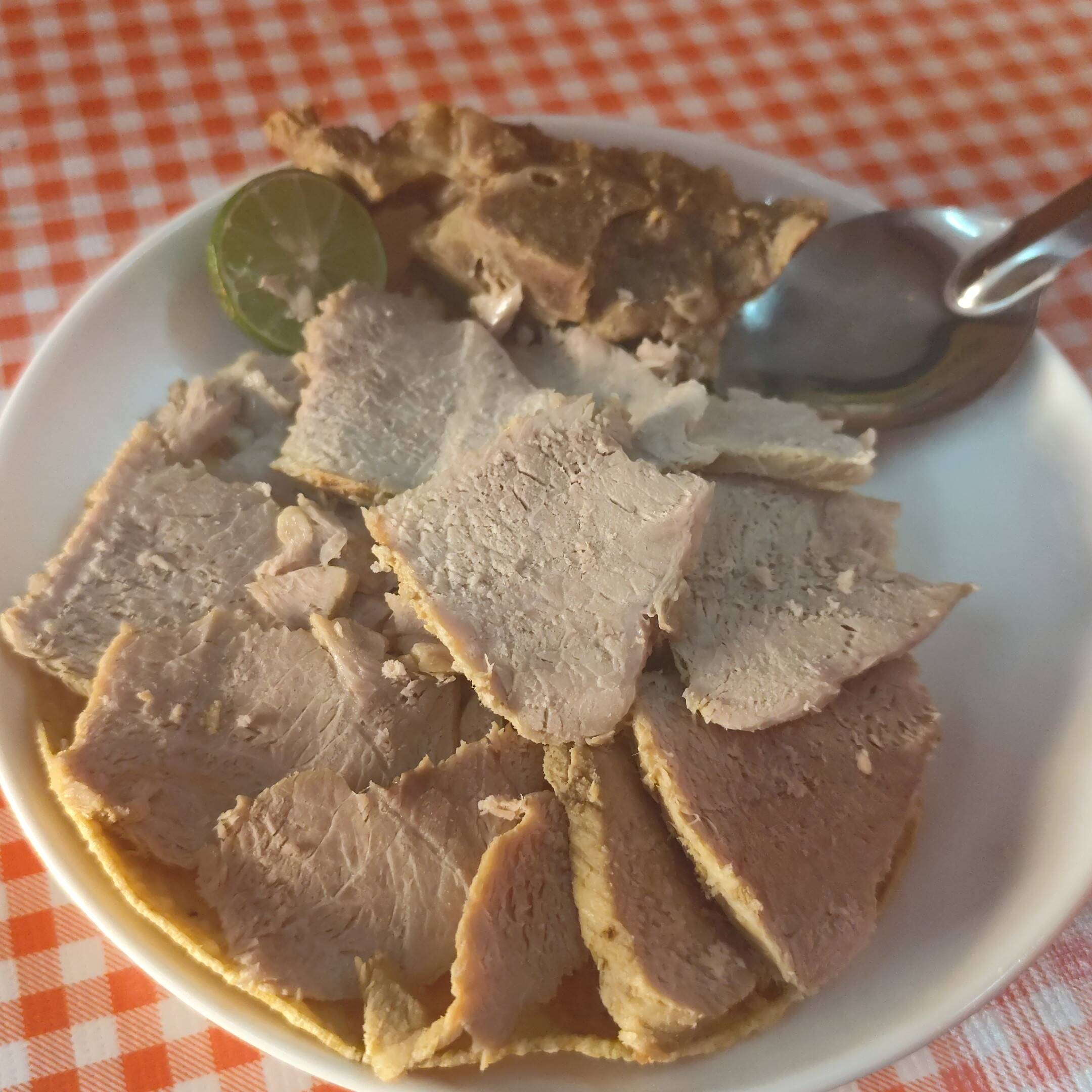 TOSTADA CON CARNE
