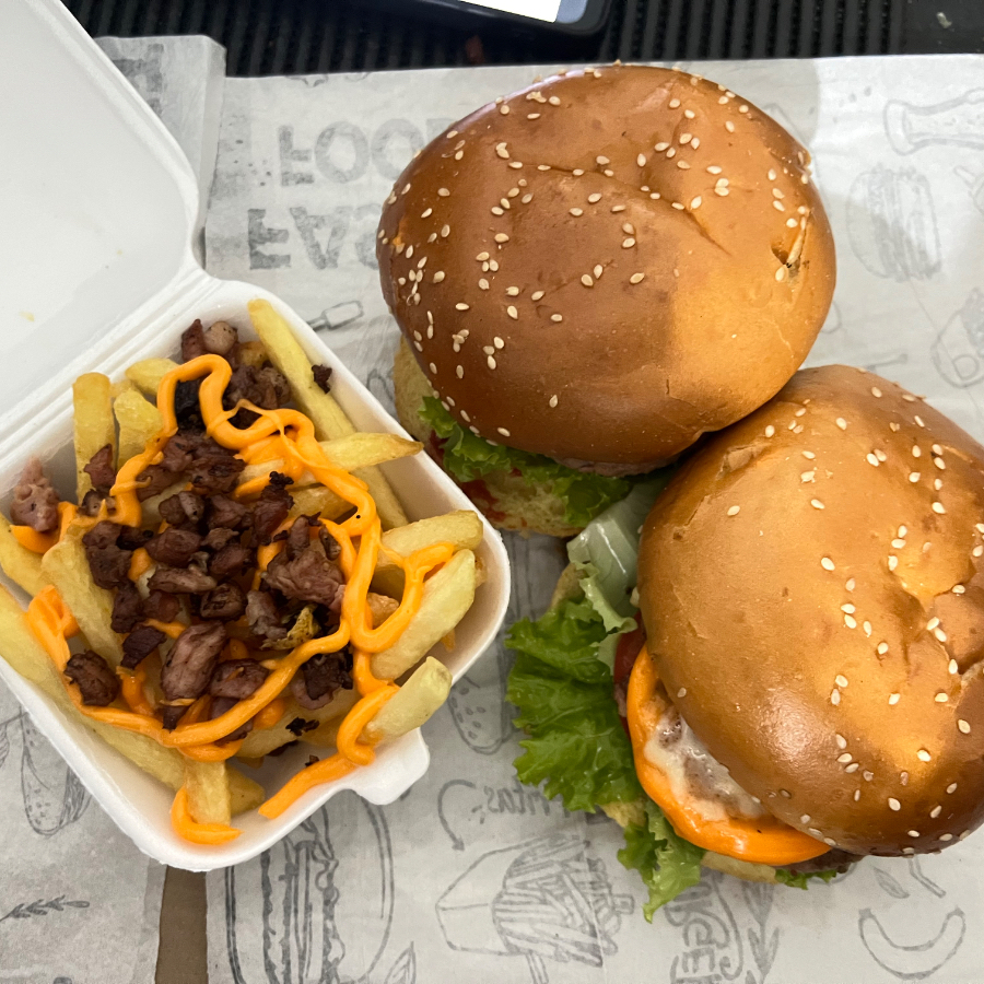 2 Lanche: Pão Brioche, Hambúrguer, Presunto, Mussarela, Cheddar, Alface, Tomate, Ketchup e Maionese + 300g (peso pre frita) Batata Frita, Cheddar e Bacon + Coca Cola 1,5ml