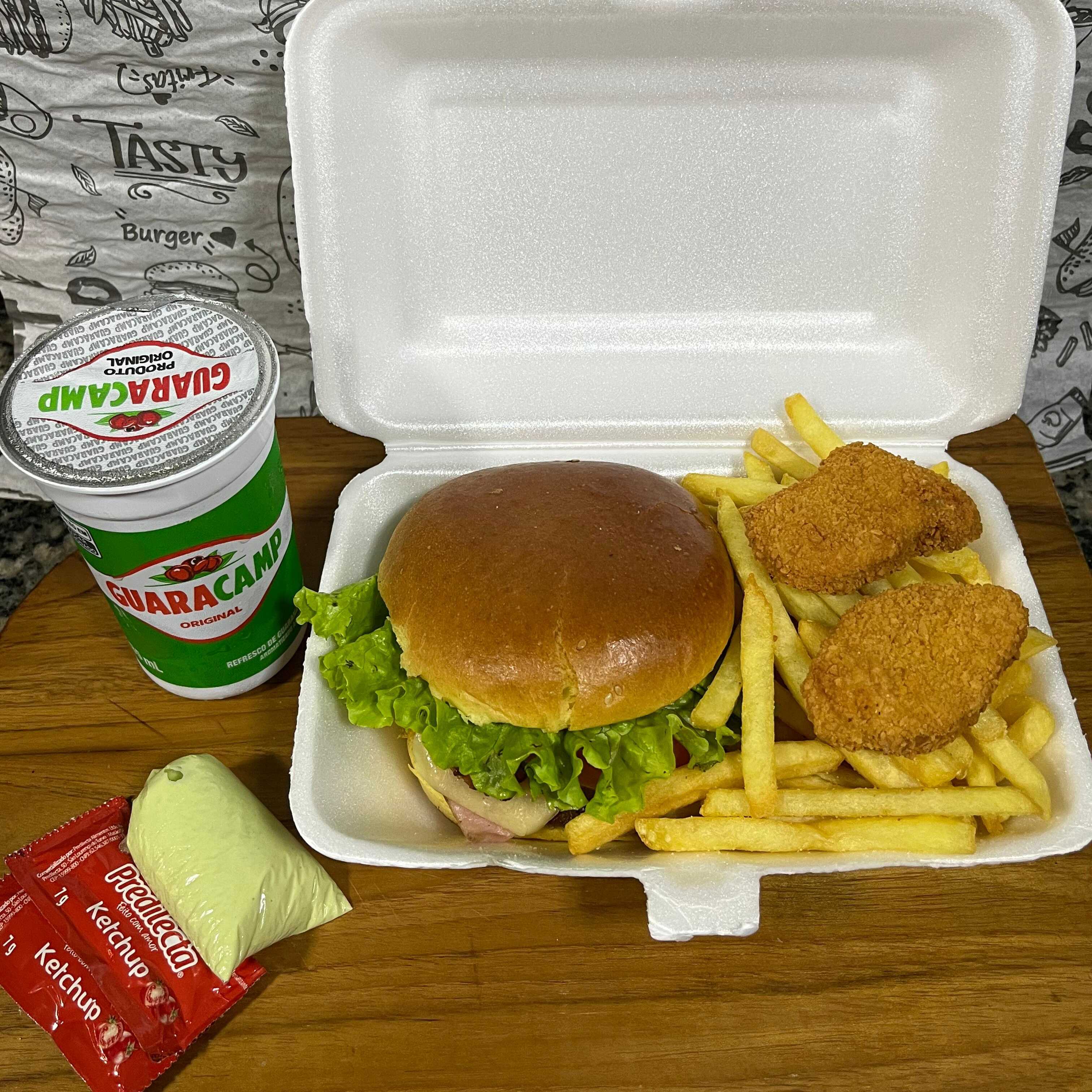 X tudo, batata frita, nuggets e guaracamp