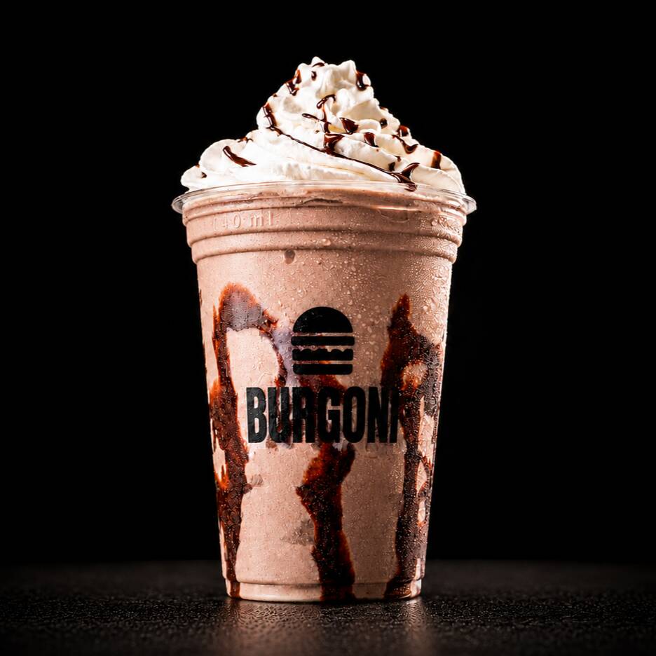 Milkshake de creme americano batido com muito chocolate, finalizado com chantilly e calda de chocolate. Uma explosão de sabor feita para quem é apaixonado por chocolate.
