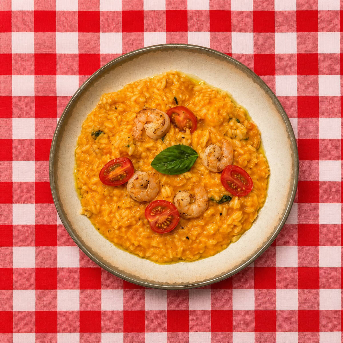 Risoto cremoso com camarões selados na manteiga.