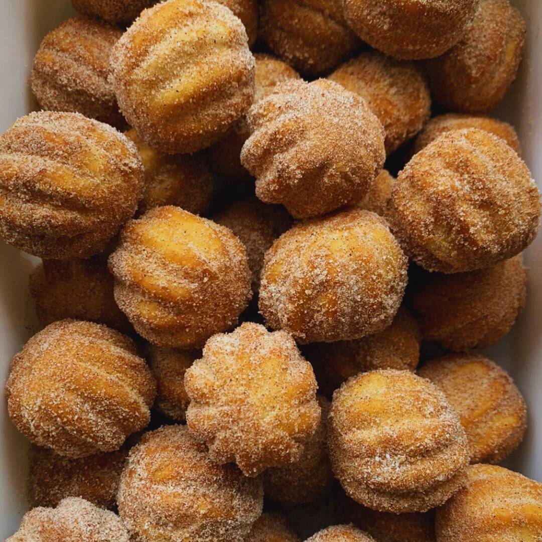100 mini churros recheados com doce de leite, crocantes por fora, macios por dentro e com recheio cremoso irresistível. Perfeitos para festas, aniversários e grandes eventos.