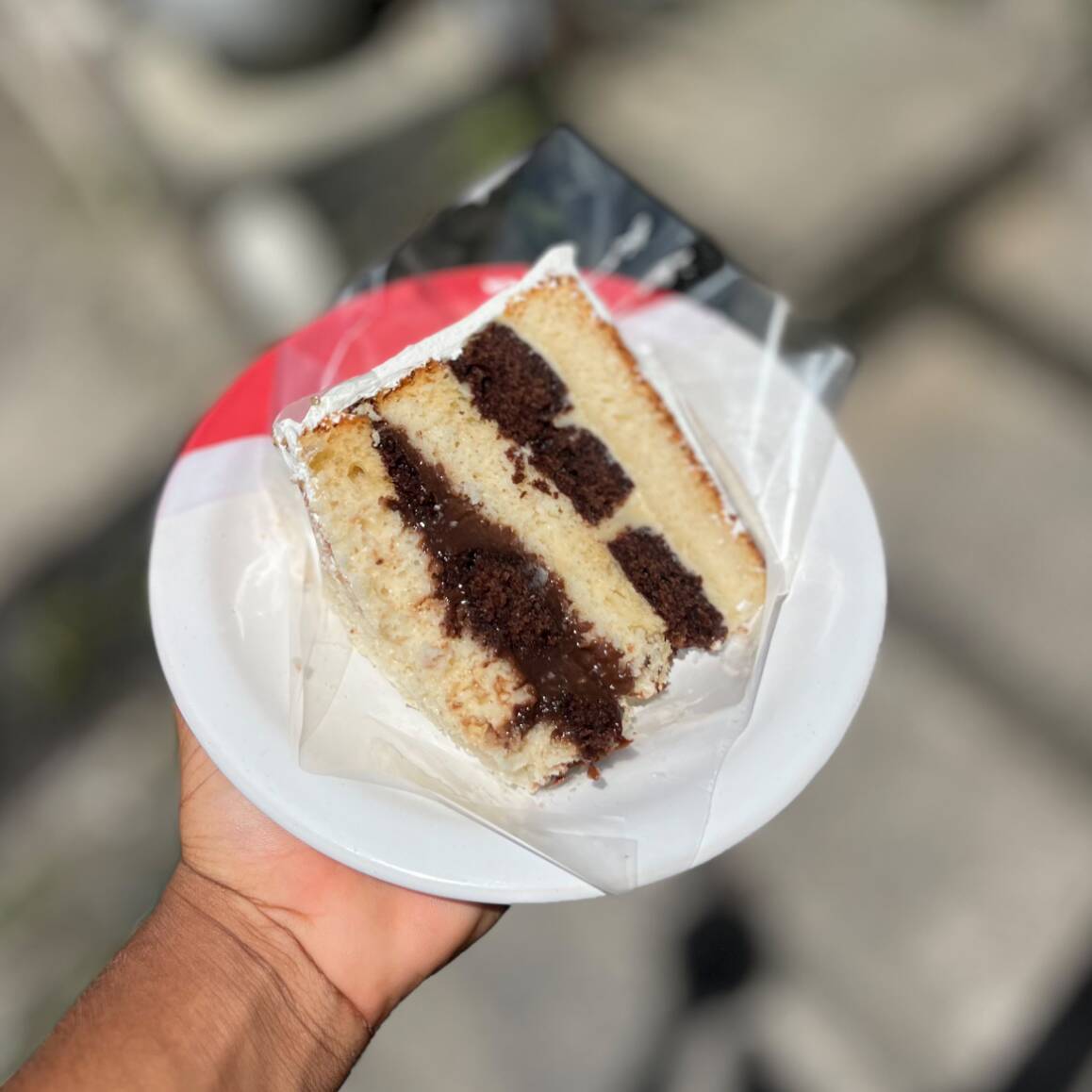 Feita numa massa mega molhadinha de leite ninho, recheada com um brigadeiro e ninho com pedaços de brownie dentro