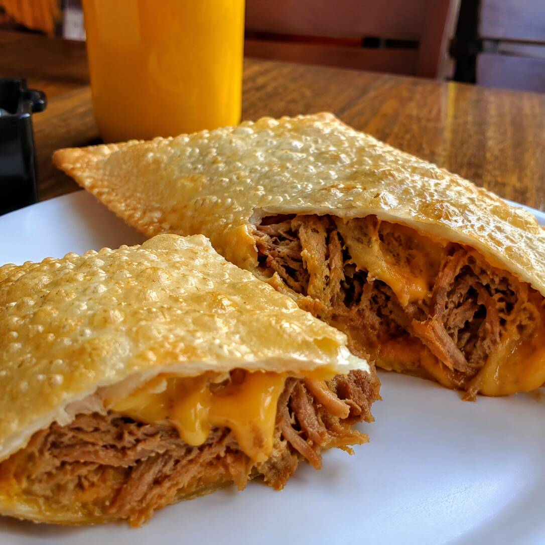 Pernil desfiado, suculento e bem temperado, combinado com cheddar cremoso e cheio de sabor. Uma combinação irresistível, com recheio generoso envolvido em uma massa sequinha, crocante e douradinha. 🤤