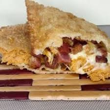 O famoso Pastel Franbacon une o tempero especial do frango, a crocância do bacon e um queijo que derrete na boca. Massa sequinha, feita na hora.