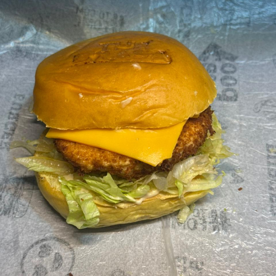 Frango empanado crocante por fora e suculento por dentro, com queijo cremoso, alface americana fresca e molho especial da casa no pão brioche.