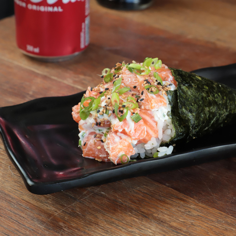 Salmão em cubos com cream cheese , arroz shari e salpicado com cebolinha, envolto no nori (folha de alga) em formato de cone. *Não acompanha (Shoyu,Teriaki, Porta Shoyu e Hashi)*