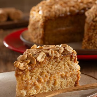 Massa com Paçoquita e amendoim. Recheio cremoso de Paçoquita com leite condensado Moça. Cobertura de pé de moleque e finalização com amendoins na lateral e topo.
Bolo pequeno serve até 8 fatias
Bolo grande serve até 16 fatias