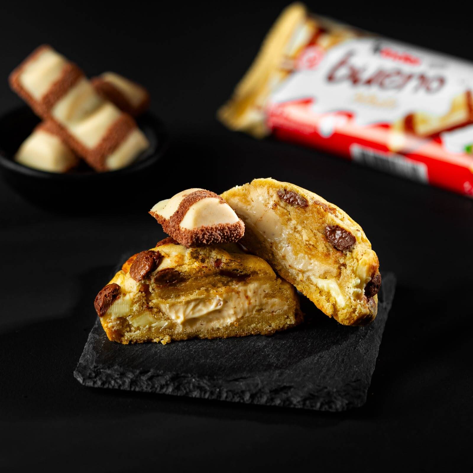 Massa de baunilha com chocolate ao leite e branco nobres recheado com creme de Kinder, finalizado com 2 quadradinhos de Kinder White :). (90g) Obs.: a Bertoni Doces não altera nenhum produto ou retira/adiciona ingrediente.