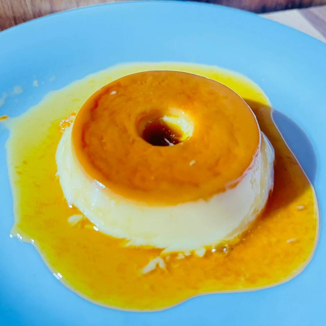 O clássico que todo mundo ama na medida perfeita para adoçar o seu Dia! Mini pudim super cremoso, lisinho e com aquela calda de caramelo brilhante que derrete na boca. Feito com todo o carinho e com uma textura impecável. A sobremesa ideal para fechar o seu pedido com chave de ouro!
