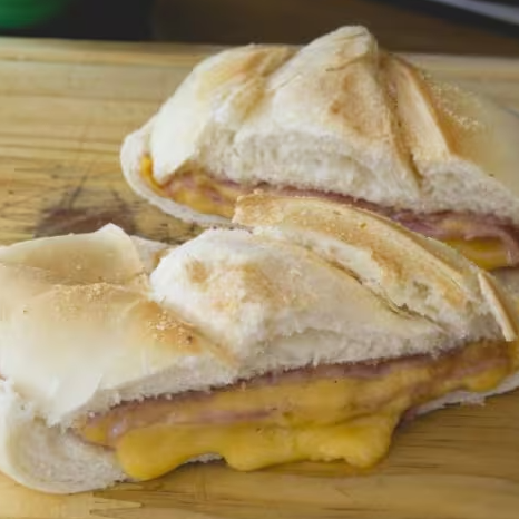 Feito com pão francês, presunto e queijo derretido, o Misto Quente é aquela opção prática e saborosa que agrada a todos.