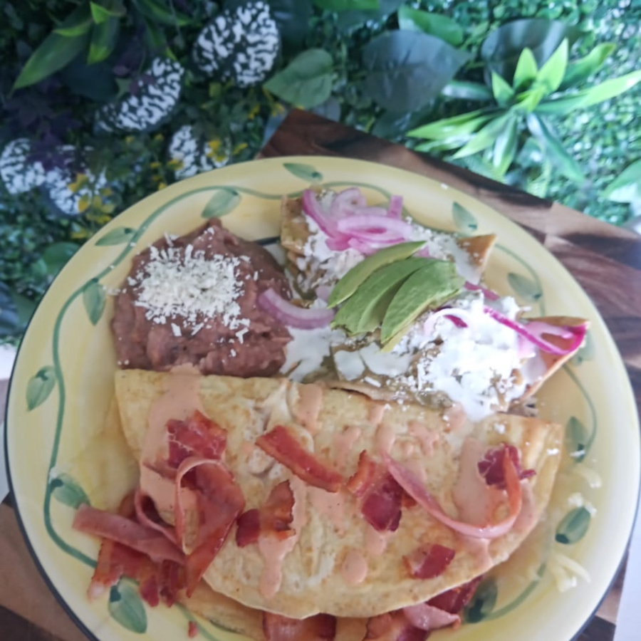 Omelette de tocino y jamon con chilaquiles