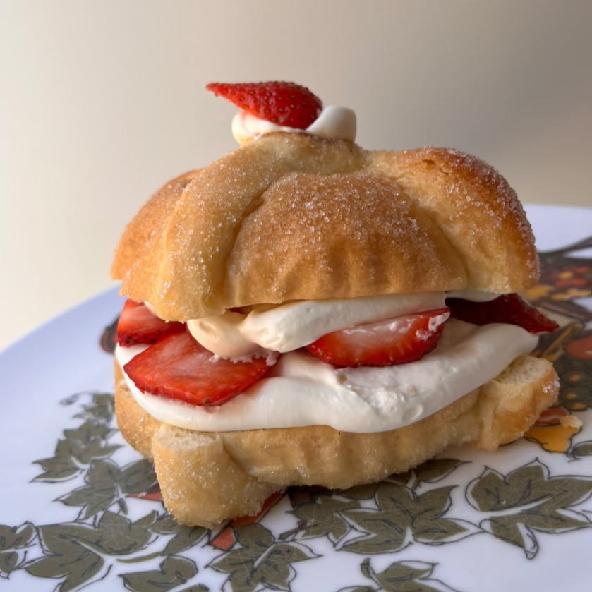 Pan De Muerto Relleno Con Queso Crema y Fresas