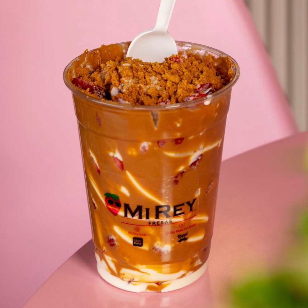 FRESAS CON CREMA Y BISCOFF VASO DE 16 OZ