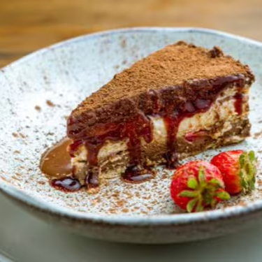 Pavê com ganache de chocolate branco e chocolate meio amargo, intercalados com pedaços de morango e creme patissiere.