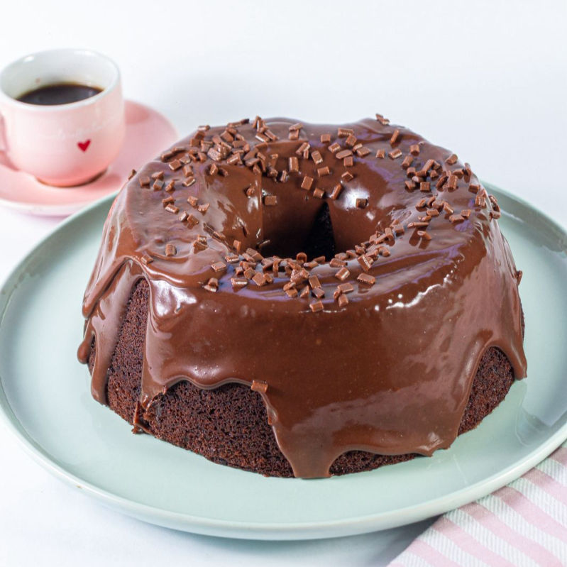 Um delicioso bolo de chocolate. Serve até 10 pessoas
